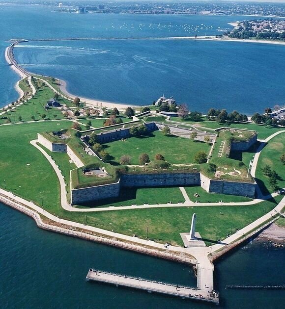 Бастионная система использовалась как при строительстве относительно небольших фортов и крепостей, так и в роли городских оборонительных сооружений