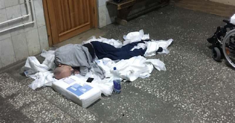 Больница оставила инвалида ночевать на полу