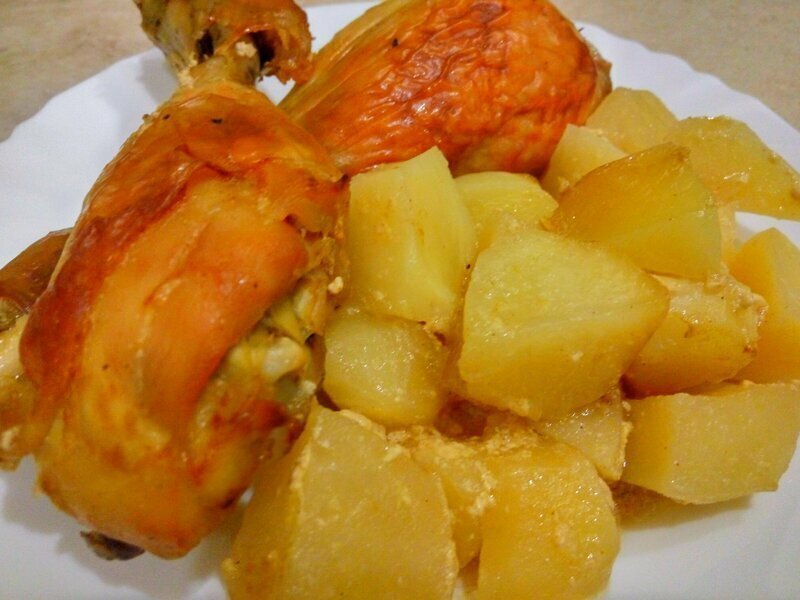 Сочная курица с картошкой в духовке