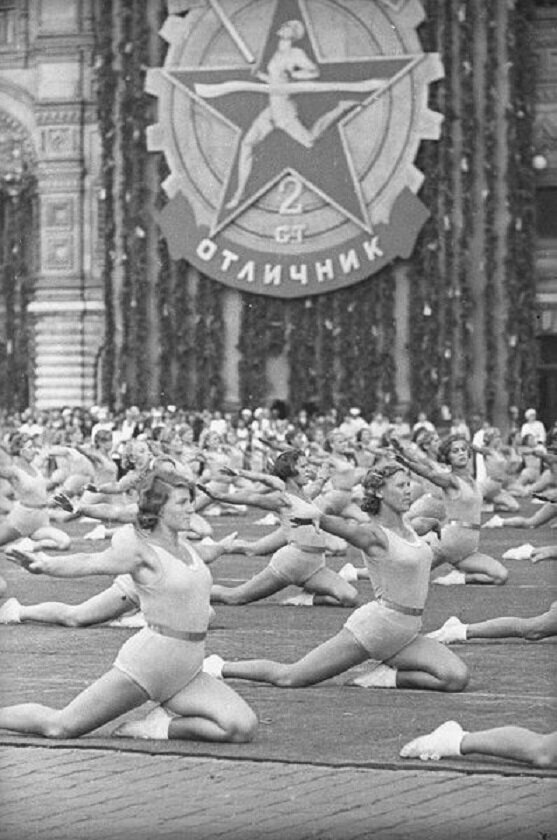 Тело в общее дело. Зачем в СССР придумали парады физкультурников