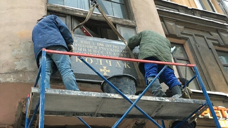 Мундир английский, погон французский, табак японский, правитель омский
