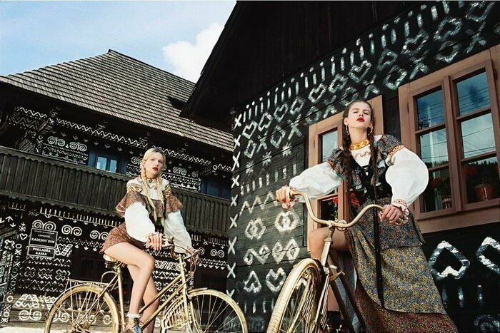 Фотограф из Братиславы делает крутые фешн-фото, объединив высокую моду и деревенское захолустье