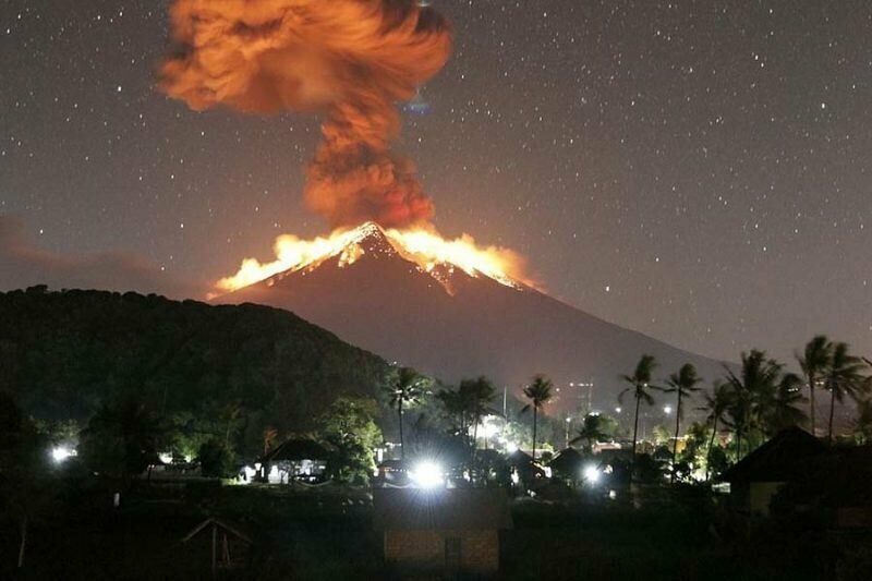 На Бали в течение практически 5 минут извергался вулкан Агунг