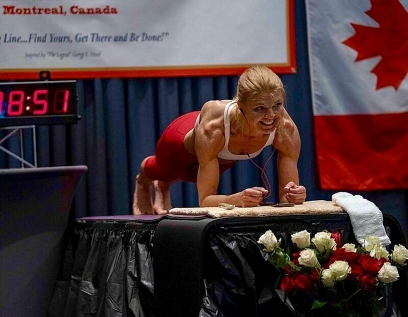 Женщина, державшая планку в течение 4 часов, смогла установить новый мировой рекорд