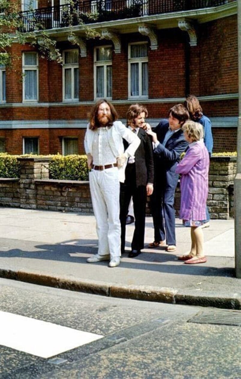 "The Beatles" готовятся пересечь Abbey Road для легендарной обложки одноимённого альбома.