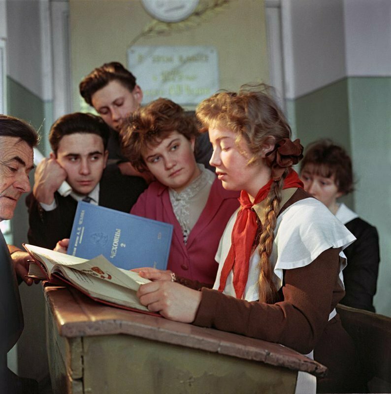 На занятиях чеховского литературно-творческого кружка. Школа №2 имени А.П. Чехова. Исаак Тункель, 1960 год: 