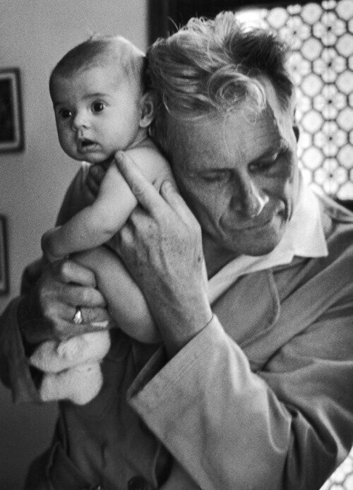 Вместо стетоскопа Альберт-Андре Наст, слепой врач во Франции, держит ухо на спине трехмесячного ребенка, 1953 год 