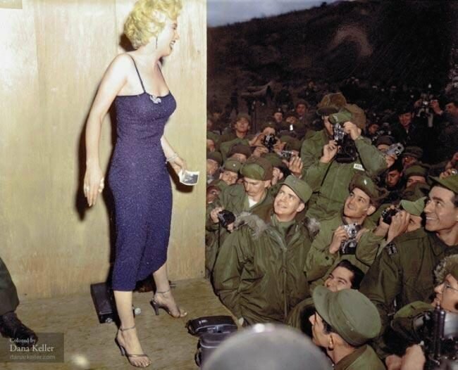 Мэрилин Монро позирует для солдат, 1954 год 