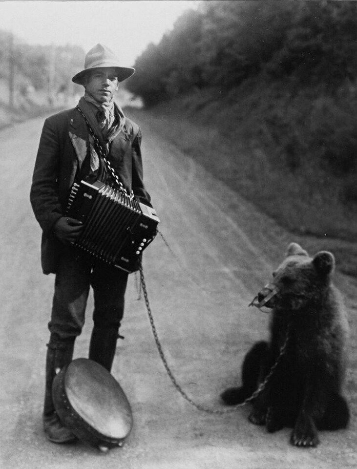 Цыган с медведем в Вестервальде, 1929 год. Август Зандер (August Sander) 