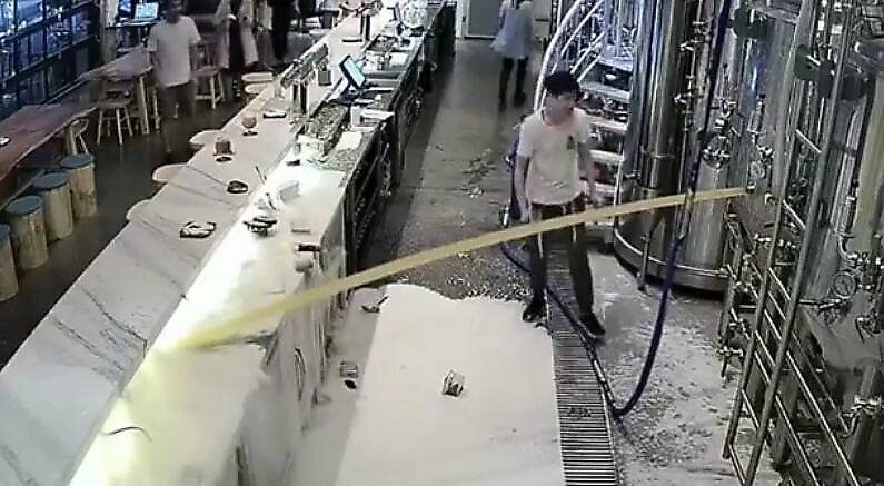 Неловкий китаец устроил на заводе пивной "армагеддон"