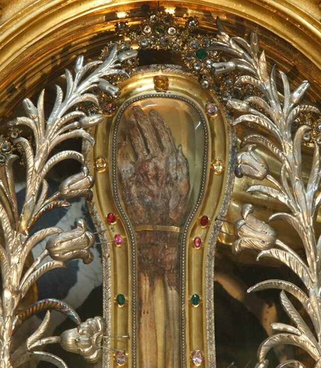 Рука иезуитского миссионера 16-го века, святого Франциска Ксавье (хранится в Иль Джезу в Риме)