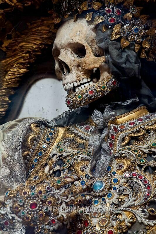 Святой Valentinus был одним из 10 скелетов, украшенных братом Адальбартом Старшим. На святом надета biretta и дьяконское облачение, чтобы подчеркнуть его церковное прошлое. Сегодня мощи находятся в базилике Waldsassen в Германии