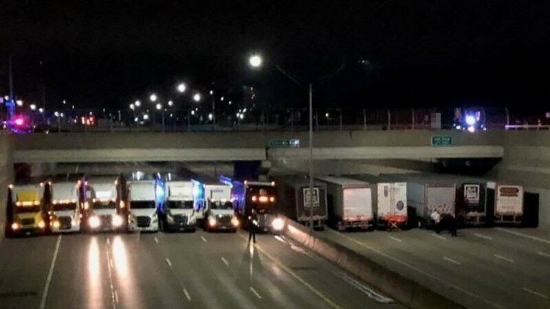 13 грузовиков остановились под мостом, чтобы отчаявшийся в жизни мужчина не смог навредить себе