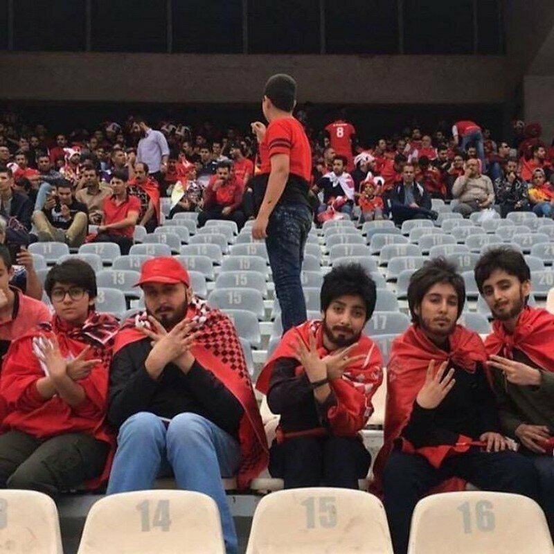 Не так давно в Иране запрещалось посещение стадиона женщинами, но эти 5 красавиц всё-таки смогли пробраться на трибуны
