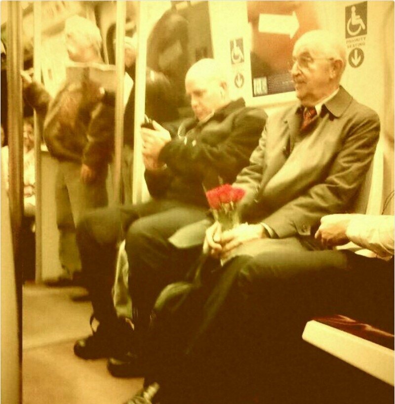 Дедушка покупает цветы для жены каждый понедельник, тем самым подтверждая существование вечной любви