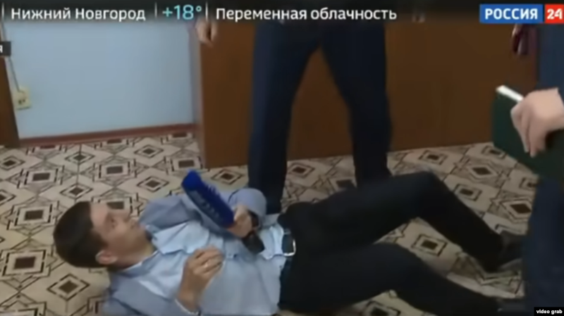 Напавший на журналиста чиновник из Хакасии пожаловался в полицию