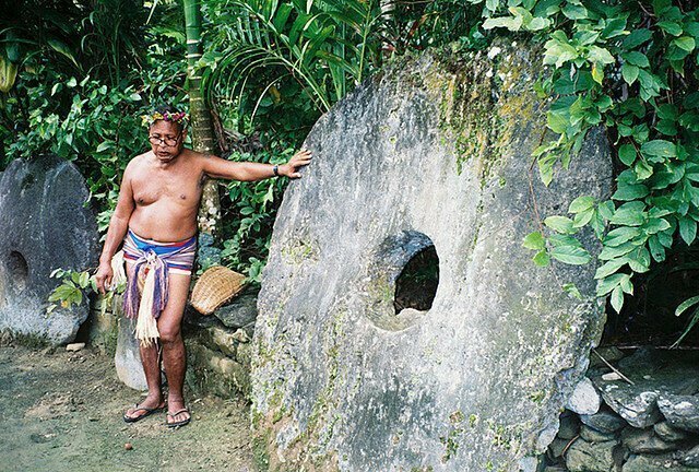 6. Остров Яп - место, где люди ценят большие камни с дырками