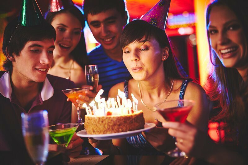 Почему в день рождения принято задувать свечи и загадывать желание?