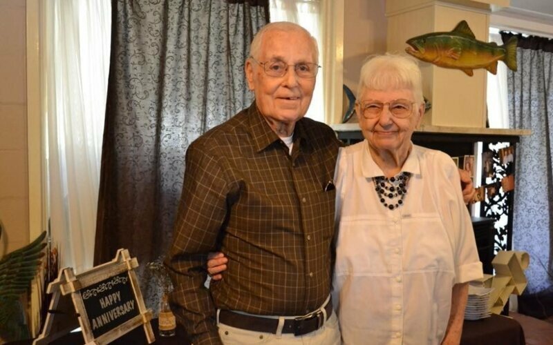 Супруги прожили вместе 62 года и умерли с разницей в 1,5 часа, взявшись за руки