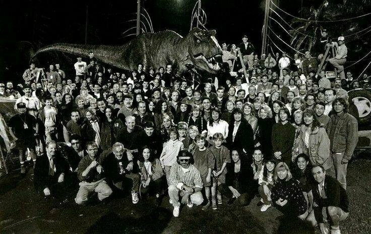 Групповая фотография членов съёмочной команды фильма "Парк Юрского периода", 1993 год