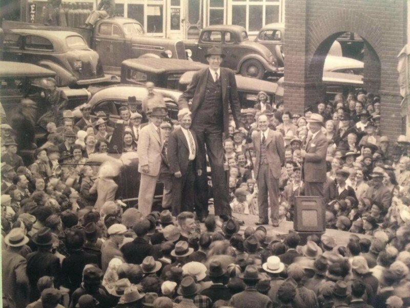 Роберт Уодлоу, самый высокий человек в своем родном городе Альтон, штат Иллинойс, 1939 г.