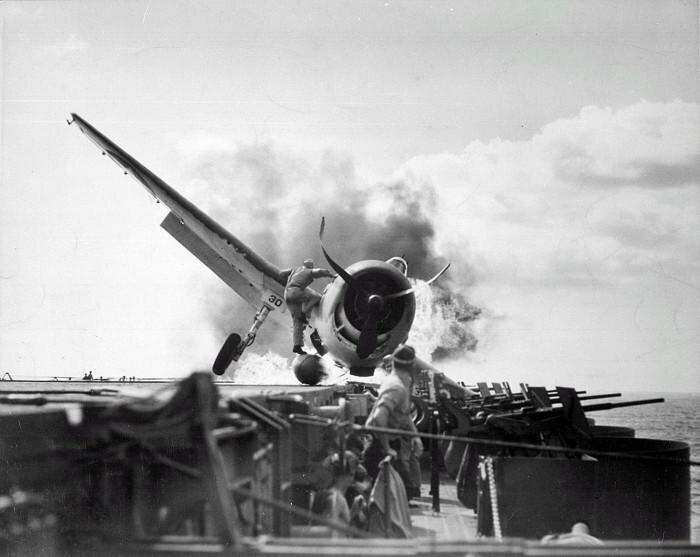 Аварийная посадка палубного истребителя F6F-3 на авианосец «Энтерпрайз», 10 ноября 1943 года.