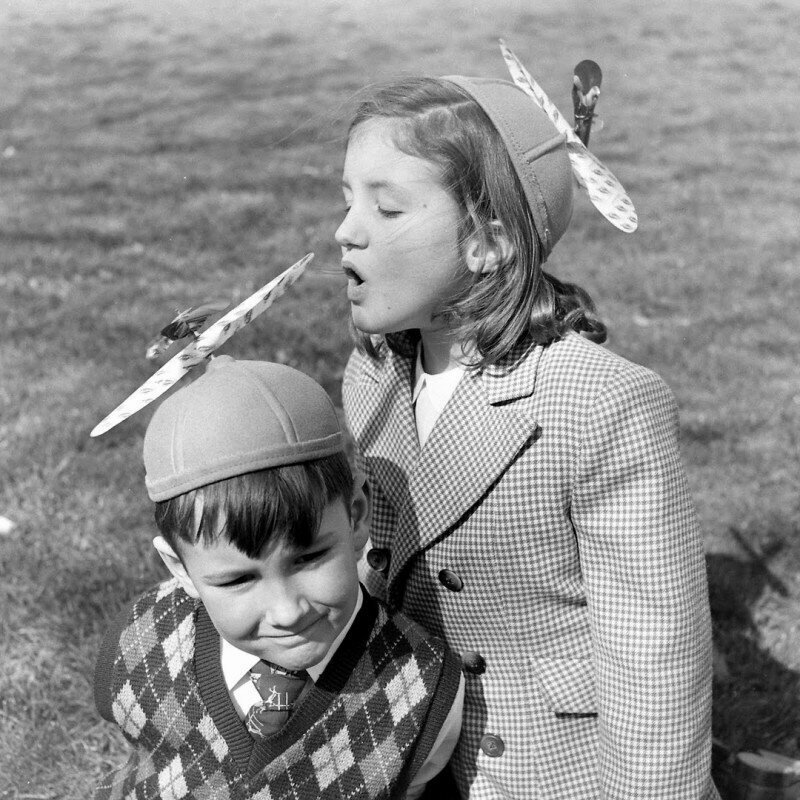 Модная детская новинка в США - шапочка с пропеллером. 1948 год.