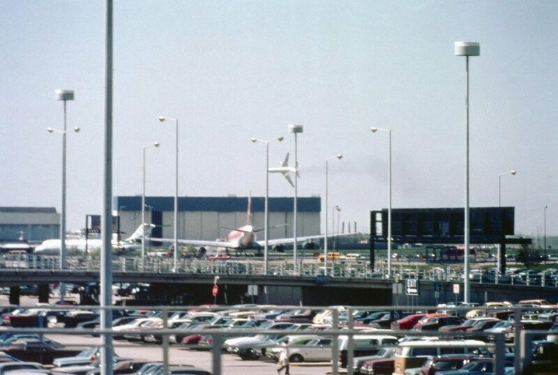 Рейс 191 American Airlines после потери двигателя в аэропорту Чикаго О'Хара. Все 271 пассажиров на борту, а также 2 человека на земле погибли. 25 мая 1979 г.