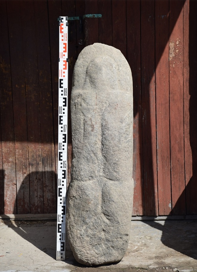 300-летний каменный идол найден в придорожной канаве