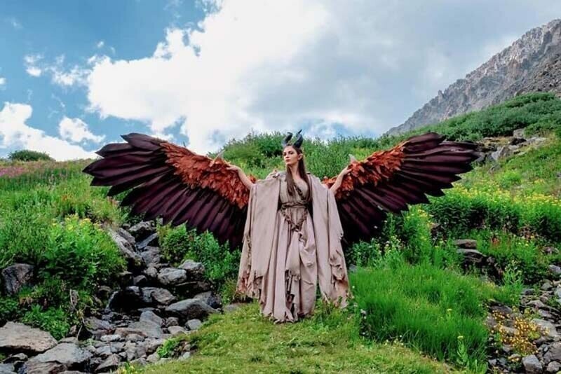 Косплеер создала эпичные крылья для костюма, которыми она может двигать в любой момент