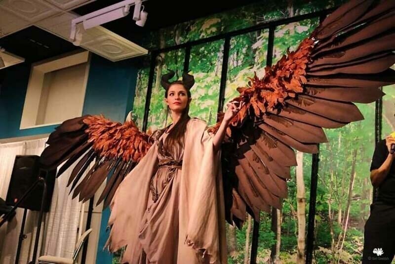 Косплеер создала эпичные крылья для костюма, которыми она может двигать в любой момент