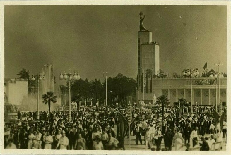 1. На Площади колхозов, 1937 - 1939