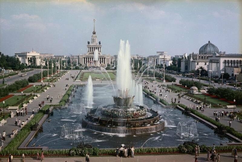6. Вид на фонтаны "Каменный цветок", "Дружба народов" и павильон "Центральный", 1955 - 1965