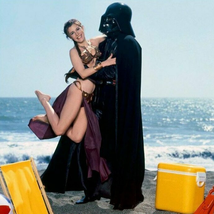 24. Принцесса Лея проводит день на пляже со своим отцом, 1983 г.