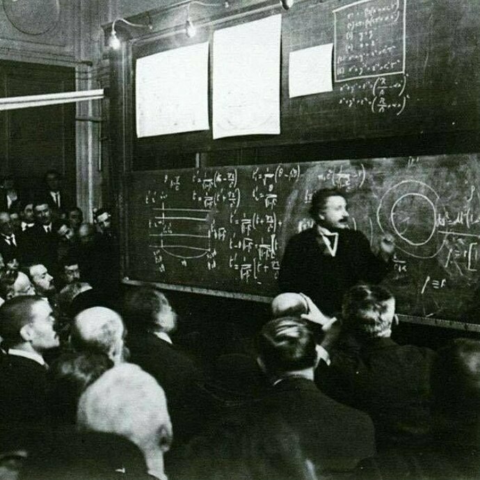 25. Альберт Эйнштейн читает лекцию по теории относительности, 1922 г.
