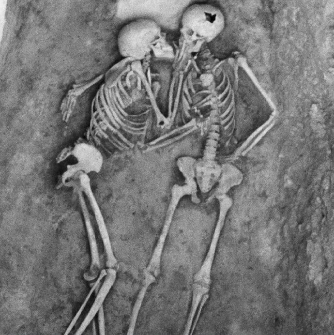 17. Настоящая любовь длится вечно - поцелуй длиною в 6 тысяч лет, обнаруженный во время строительных работ в Иране, 1972 г.