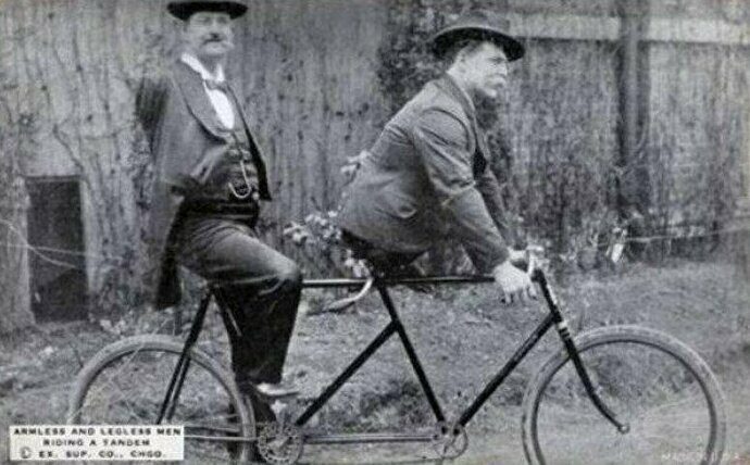 5. Чарльз Б. Трипп, человек без рук, и Эли Боуэн, человек без ног, едут на тандеме, 1890-е гг.