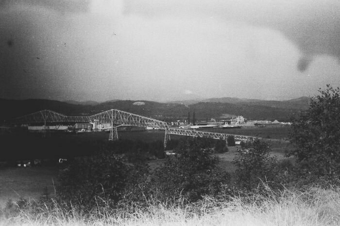 Мост города Лонгвью. На заднем фоне вулкан Сент-Хеленс.