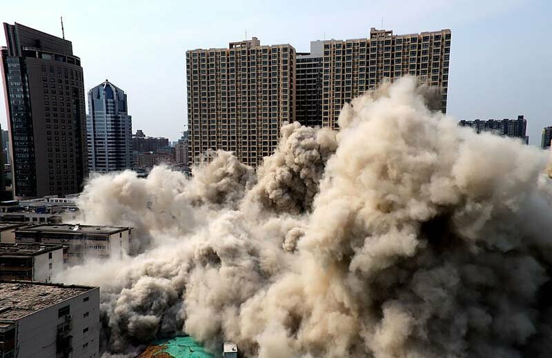 В Китае технично снесли два незаконно построенных здания, простоявших пустыми в течение 9 лет