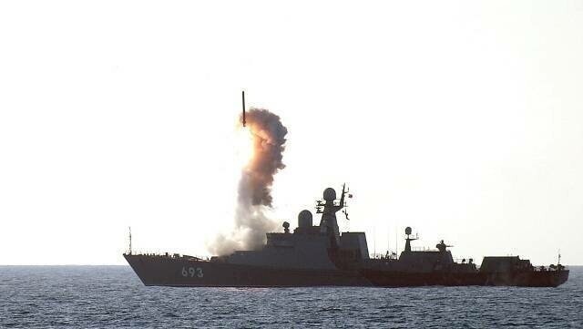 Пуск крылатой ракеты "Калибр" с борта ракетного корабля "Дагестан" Каспийской флотилии