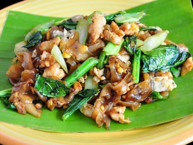 Pad see ew (жареная лапша в соевом соусе) - популярная уличная еда в Таиланде