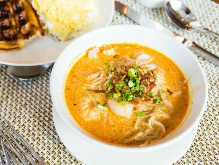 Laksa - острый суп с лапшой, популярный в Юго-Восточной Азии