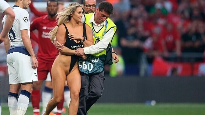 Полуголая болельщица выбежала на поле во время финала Лиги чемпионов