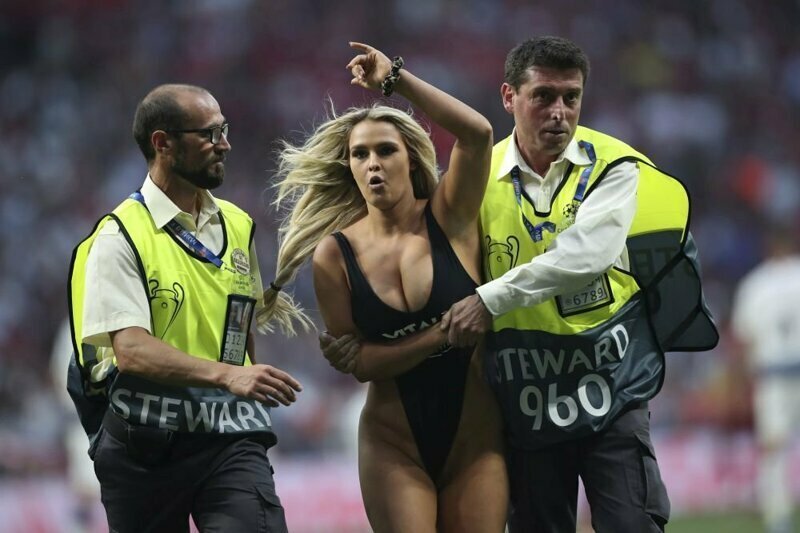Полуголая болельщица выбежала на поле во время финала Лиги чемпионов