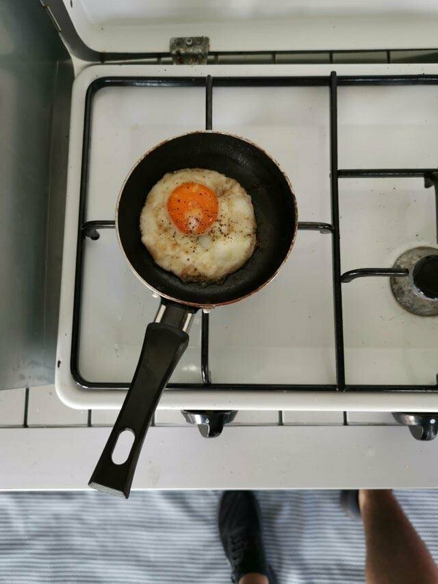 Эта маленькая сковорода сделана ровно для одного яйца