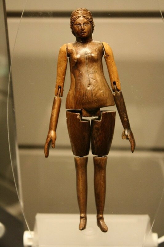 Кукла найденная в могиле ребенка. Рим II век до н.э
