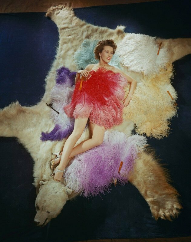 Актриса Пин-апа Энн Кроуфорд в страусиных перьях. Апрель 1944 года.