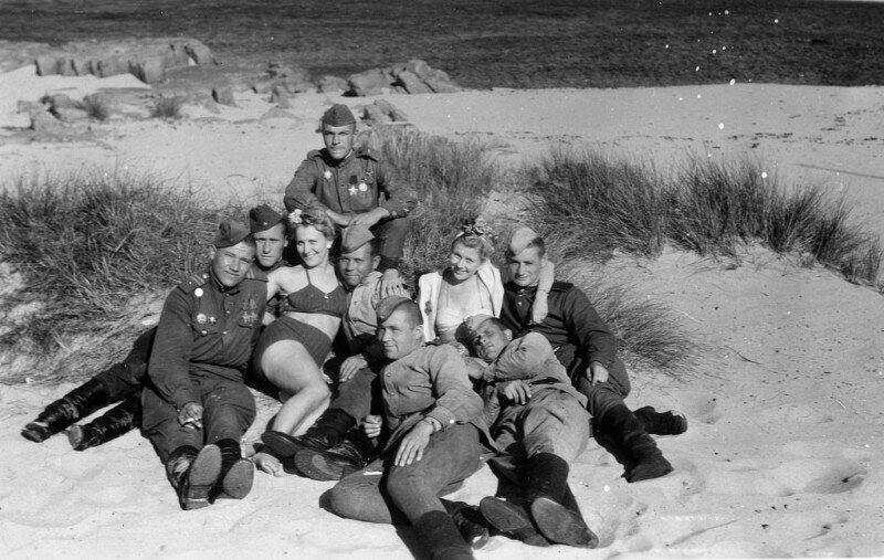 Советские солдаты отдыхают на пляже острова Борнхольм. 1945-1946 года. Дания. 