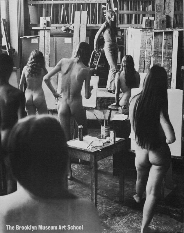 Натурщица позирует студентам художественной школы бруклинского музея. Нью-Йорк, 1974 г.
