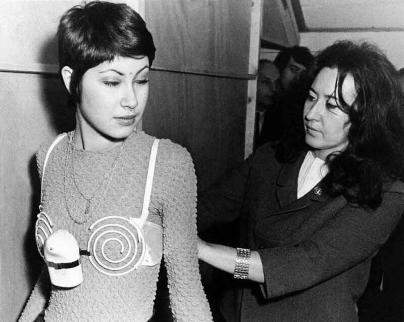 Вибрирующий бюстгальтер для укрепления женской груди, 1971г.